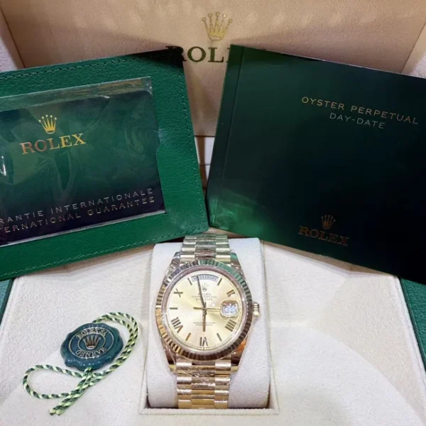 Rolex Day-Date 40 Yellow Gold Champagne Roman 228238 - Full set