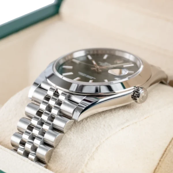 Right - 126300 Green datejust 41 Jubilee Smooth Bezel