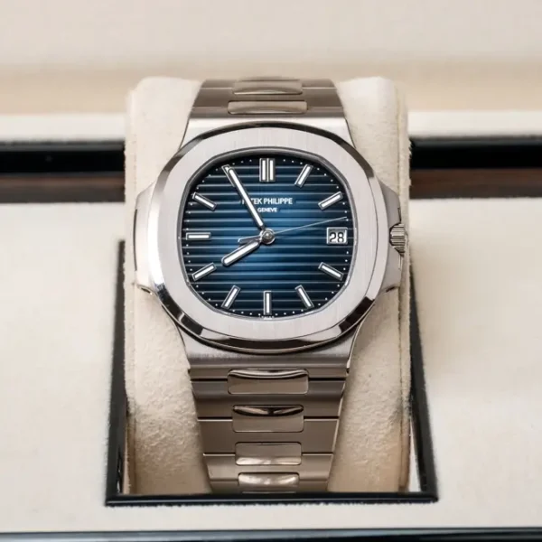 Patek Philippe Nautilus Blue Dial White Gold 5811/1G - Set time 2