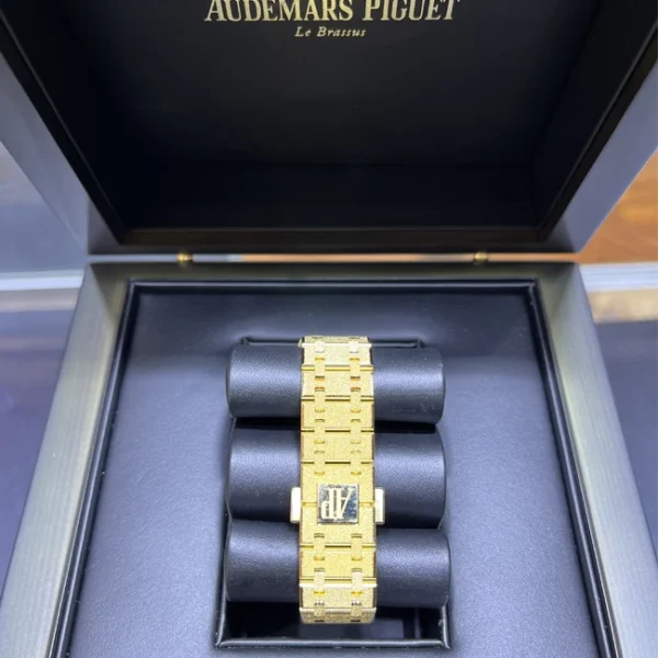 Audemars Piguet Royal Oak Frosted Gold Sunburst Dial 37 Yellow Gold 15550BA - Bracelet