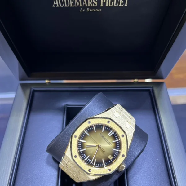 Audemars Piguet Royal Oak Frosted Gold Sunburst Dial 37 Yellow Gold 15550BA - Top view